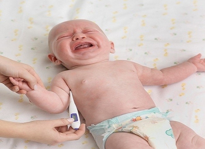đo thân nhiệt cho bé bị sốt