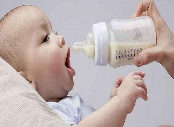 cho bé bú sữa bình