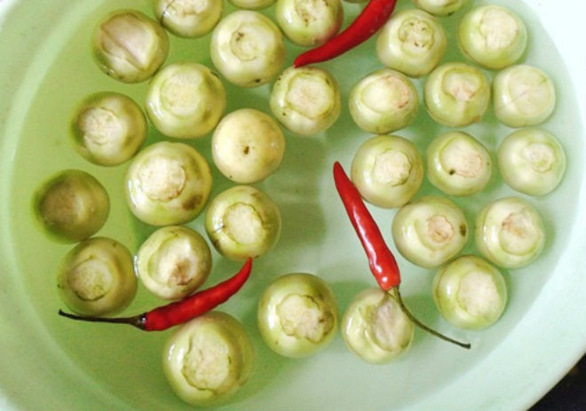 ngâm cà pháo trong nước muối