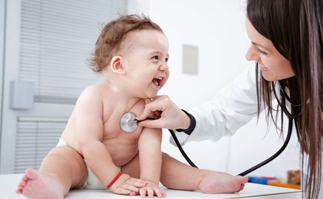 bác sỹ khám cho trẻ sơ sinh bị cảm cúm