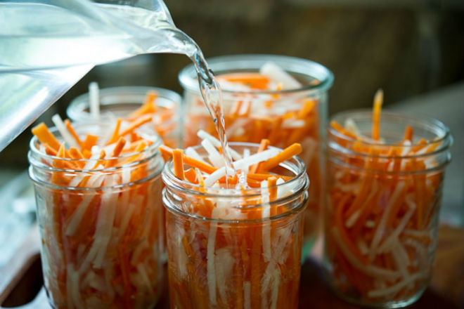 cho nước muối vào củ cải