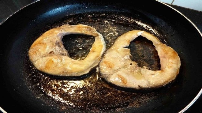 cho cá cắt khúc vào chảo chiên sơ
