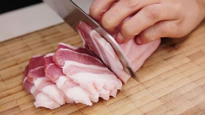 thịt ba chỉ rửa sạch, thái miếng vừa ăn