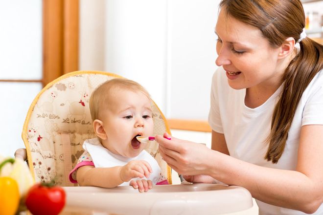 mẹ cho bé ăn cháo cá hồi