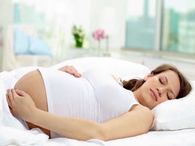 nằm ngửa khi mang thai ảnh hưởng đến sự phát triển của thai nhi