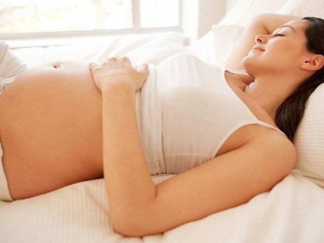 nằm ngửa khi mang thai làm giảm lượng máu đến thai nhi