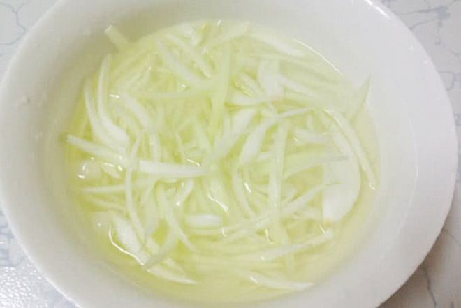 hành tây rửa sạch, thái sợi nhỏ và ngâm nước lạnh