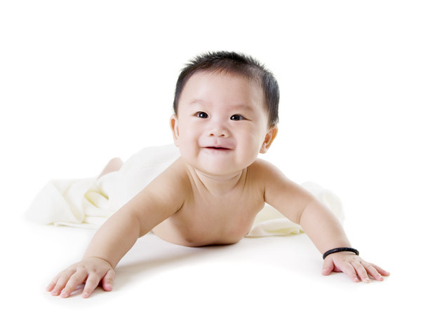bé đang tập bò