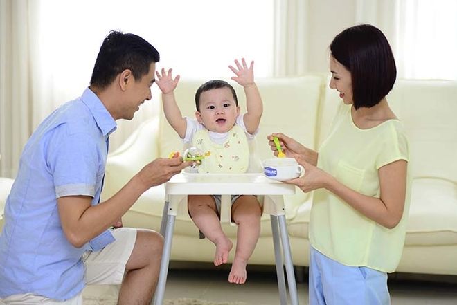 ba mẹ vui đùa cùng bé