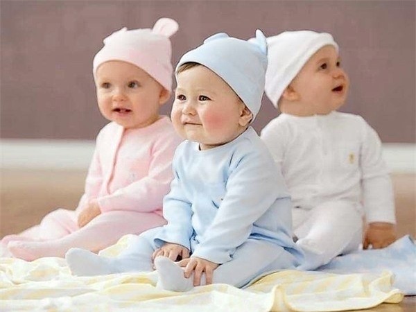 các em bé mặc quần áo kín đáo
