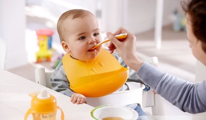 đút bé ăn bột ăn dặm cho bé