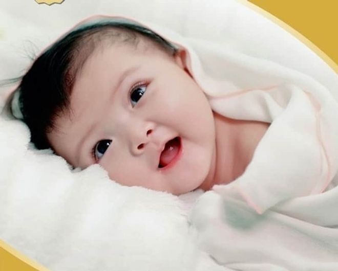 bé đang cười