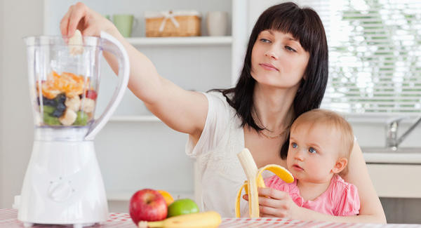mẹ xay trái cây nấu bột ăn dặm cho trẻ