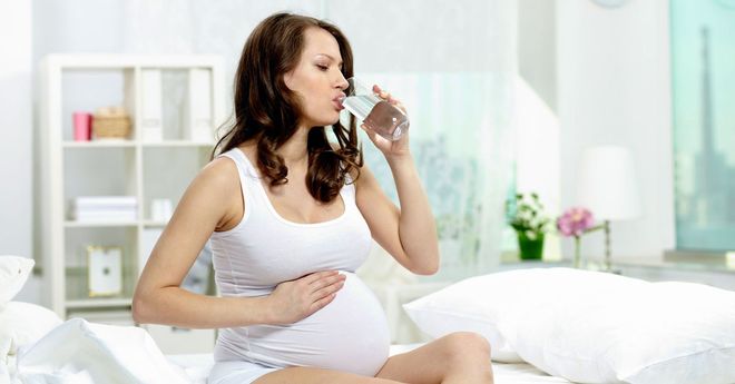 uống nước giúp mẹ làm dụi mũi