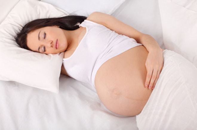 Bà bầu hạn chế nằm nghiêng sang phải
