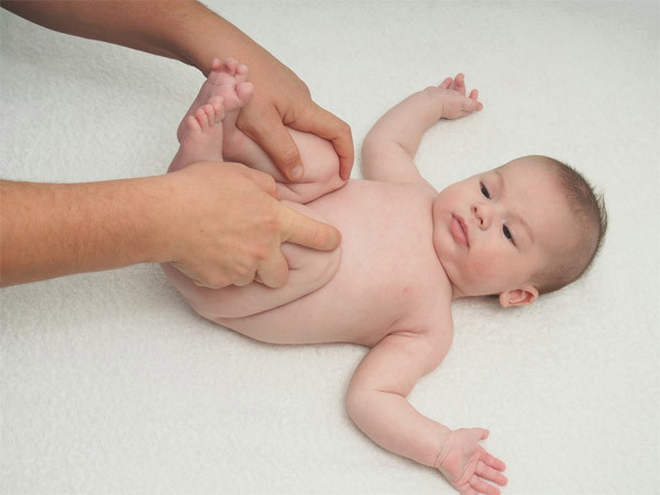 nâng cao đầu gối của bé
