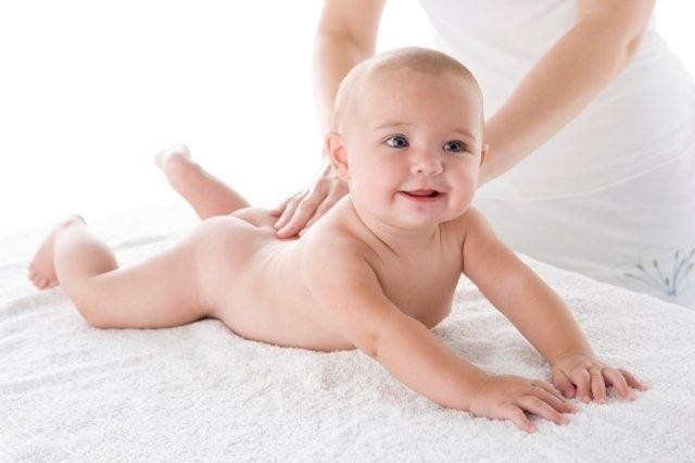 mẹ mát xa lưng cho bé