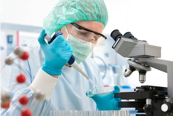 bác sĩ kiểm tra chất lượng tinh trùng