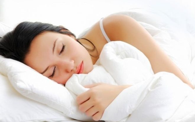 nằm nghỉ ngơi sau khi thực hiện thụ tinh