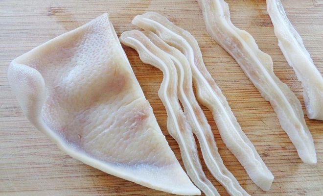 tai heo rửa sạch, luộc chín và thái miếng mỏng vừa ăn