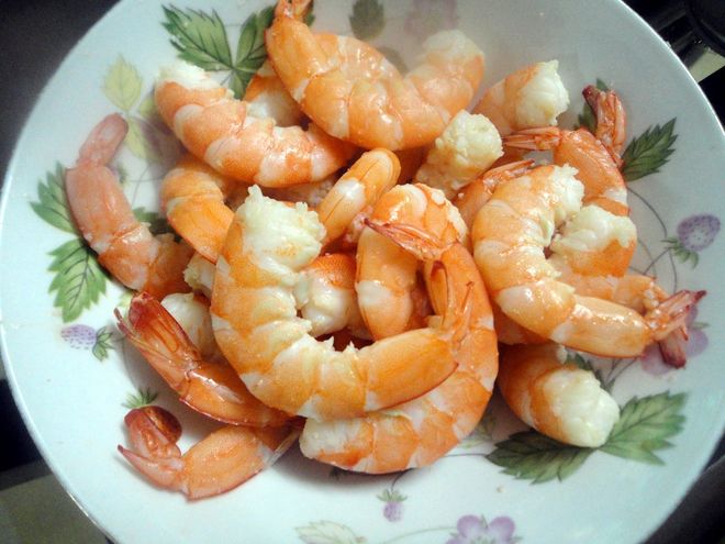 tôm hấp chín, lột vỏ, bỏ đầu