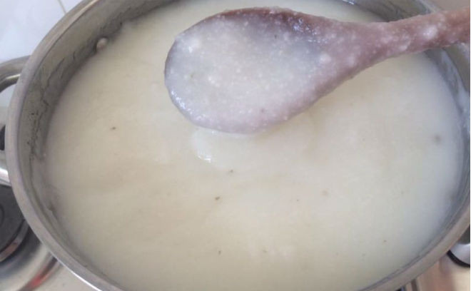 vớt lớp cặn trên bột sắn dây