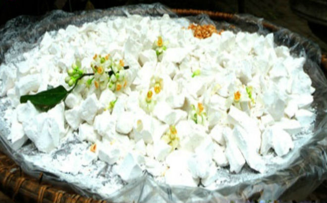 cho hoa bưởi vào bột sắn dây