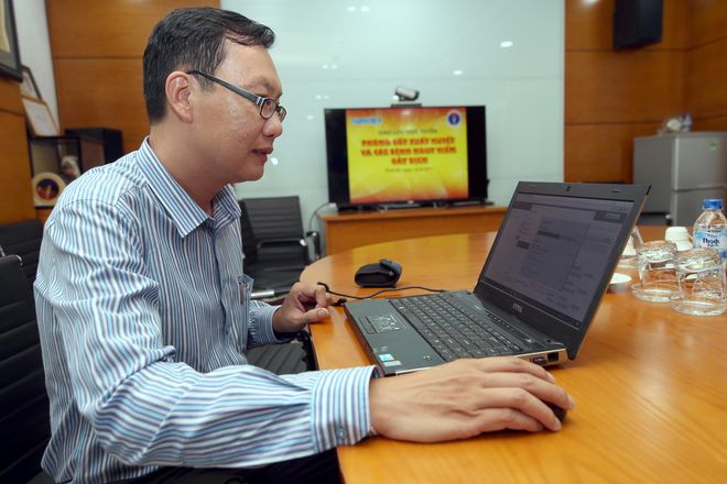 đăng ký tiêm phòng cho trẻ bằng laptop