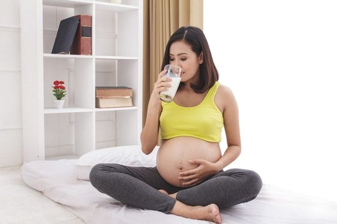 Uống sữa Ensure Gold cung cấp nhiều chất dinh dưỡng cho bà bầu