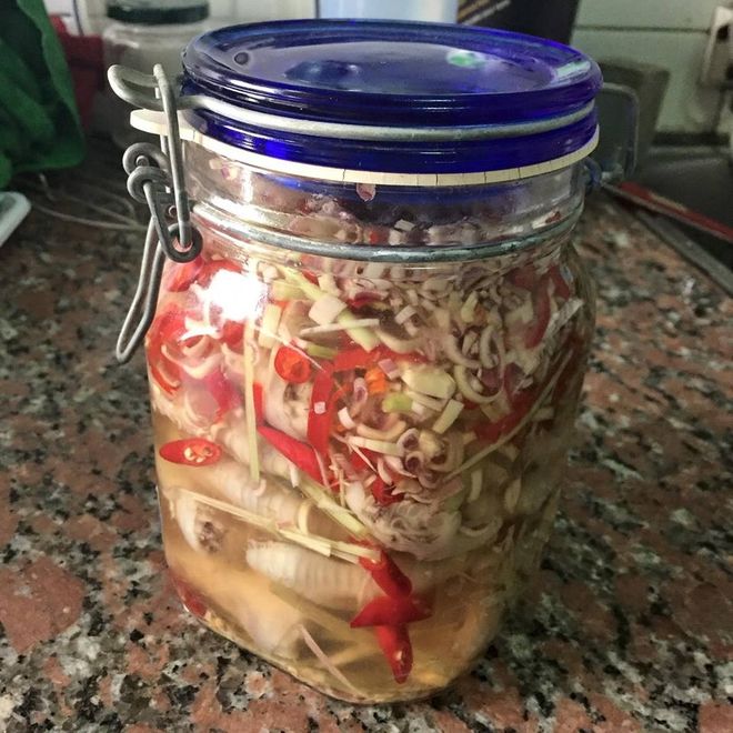 chân gà cất trong hũ