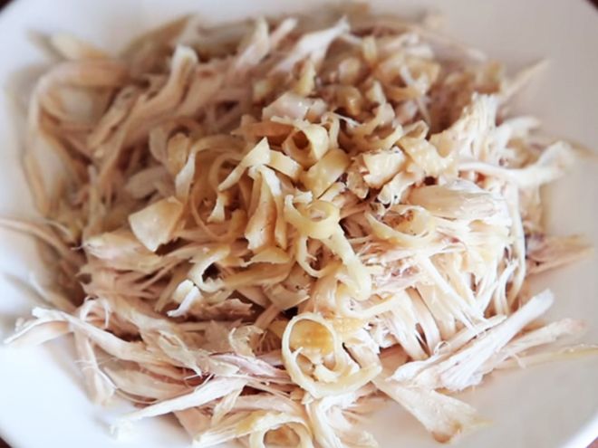 xé nhỏ thịt gà