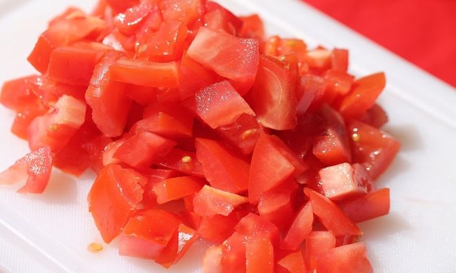 cắt nhỏ cà chua