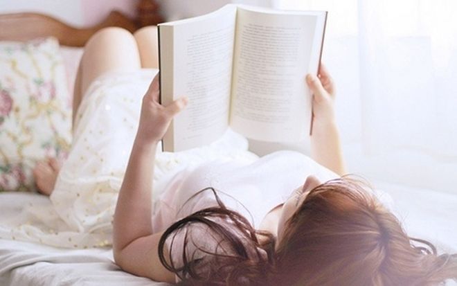nên nằm thư giãn đọc sách