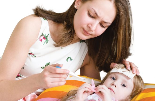 theo dõi nhiệt độ và chăm sóc con bị sốt