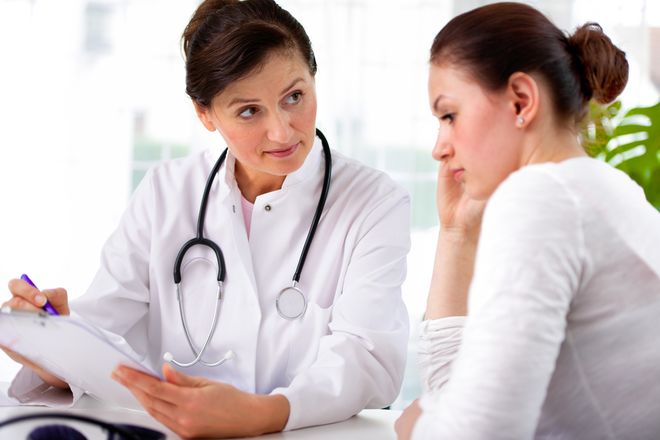 lắng nghe bác sĩ tư vấn về phương pháp tránh thai