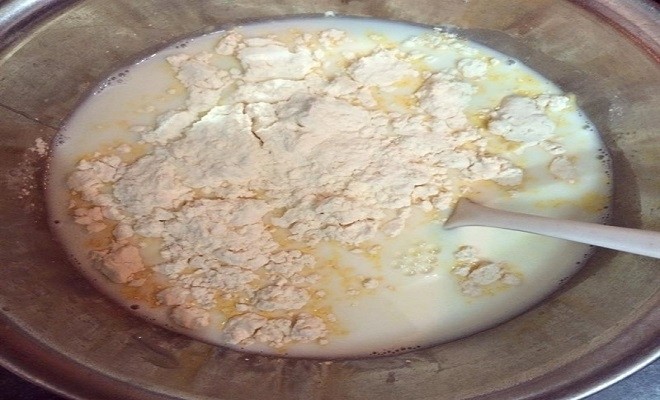 trộn sữa với bột
