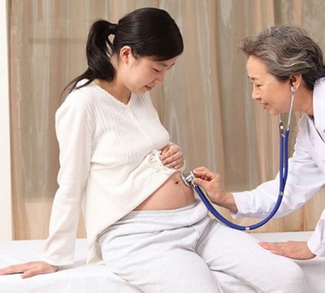 bà bầu đi khám bác sĩ