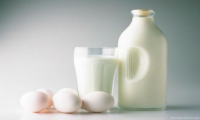 chuẩn bị sữa tươi và trứng