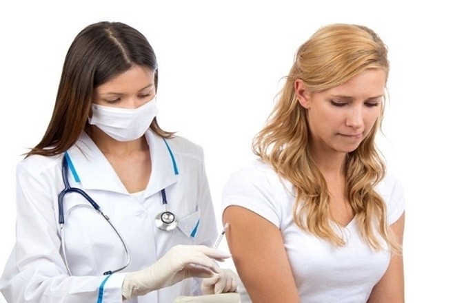 bác sĩ tiêm thuốc tránh thai cho phụ nữ