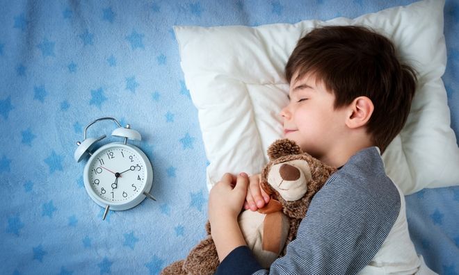 bé trai ôm gấu bông ngủ sớm