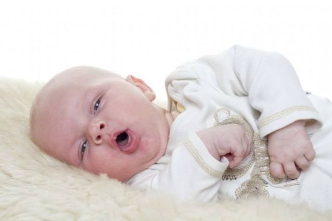 bé ho nhiều khàn tiếng do viêm phế quản
