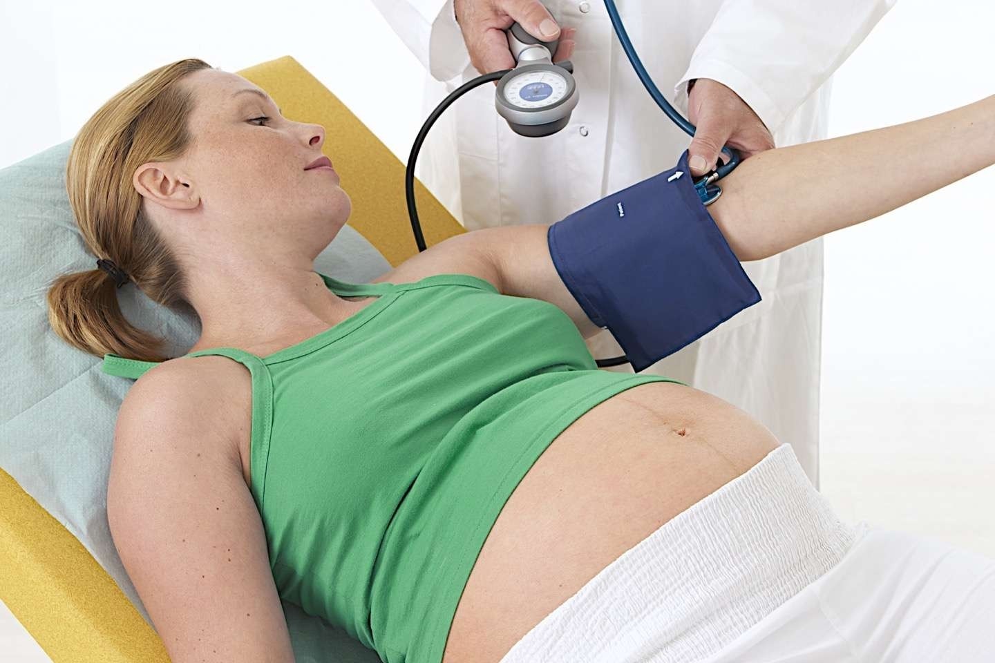 Mẹ bầu bị cao huyết áp thì không nên ăn bưởi