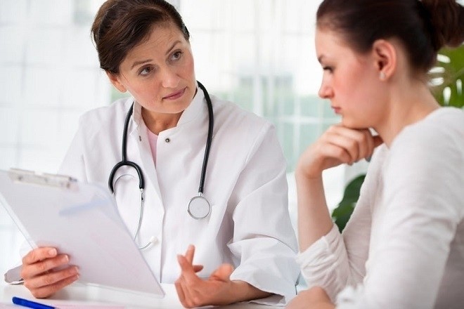 bác sĩ tư vấn cho phụ nữ khi cấy que