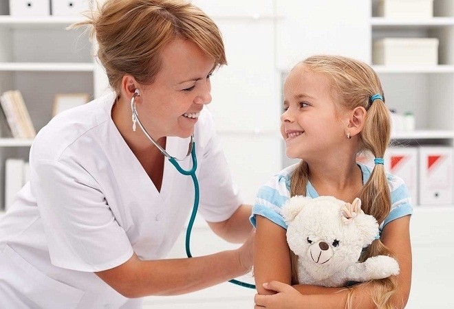 Cha mẹ nên cho trẻ đi khám sức khỏe định kỳ để tầm soát bệnh thiếu máu lên não ở trẻ em