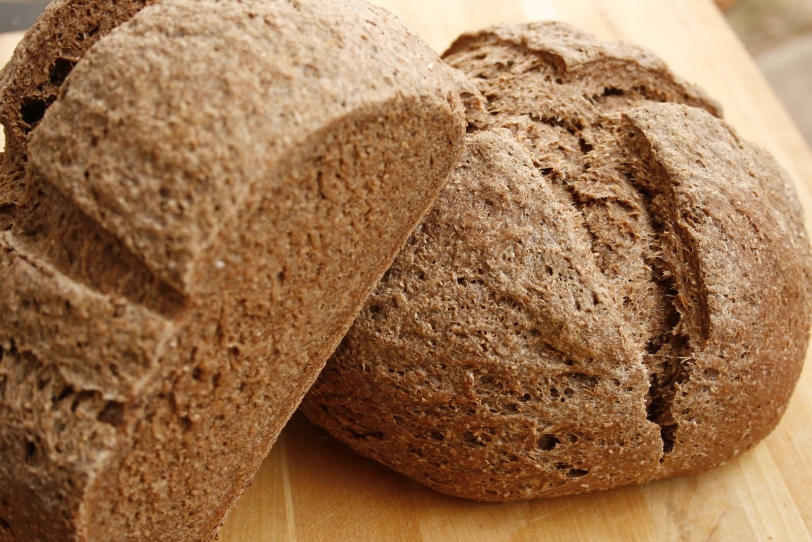 Mẹ bầu nên chọn bánh mì ngũ cốc nguyên hạt để không làm tăng lượng đường trong máu