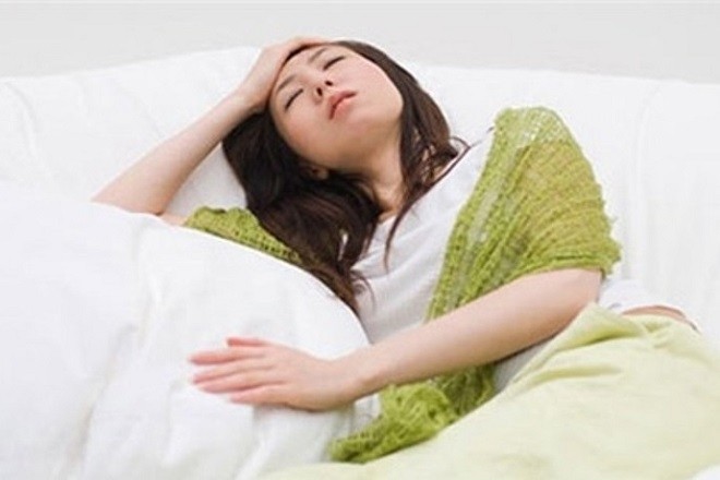 phụ nữ lo lắng khi hút thai