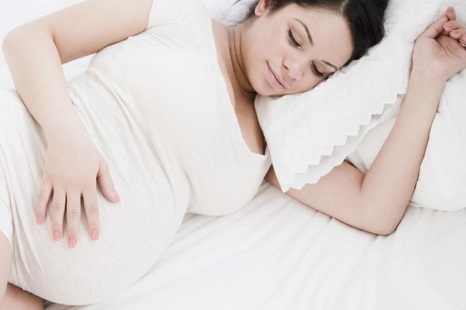 Mẹ cần nghỉ ngơi để tránh mệt mỏi quá sức không tốt cho cả mẹ và bé