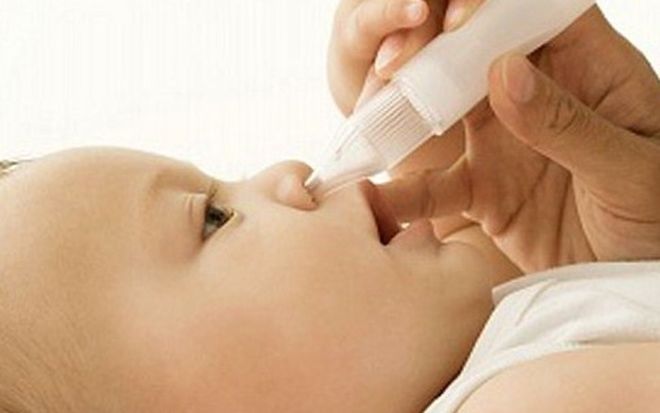 rửa mũi cho trẻ sơ sinh bị ho sổ mũi