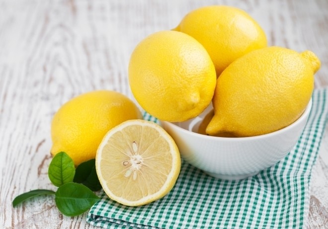 Vitamin C có trong chanh giúp hạn chế cho mẹ bầu những khó khăn về tiêu hóa