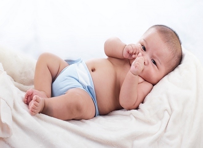 trẻ sơ sinh bị hắt hơi